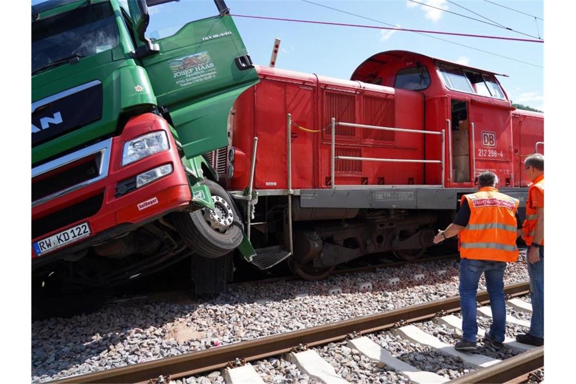 Ein Lkw und Güterzug stehen auf der Bahnstrecke zwischen Gutach und Hausach vor einem Zug. Foto: Benedikt Spether/Archivbild