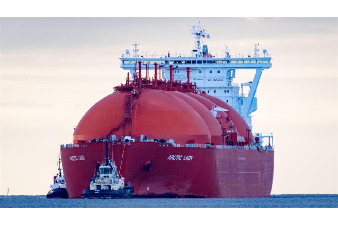 Ein LNG-Tanker vor der Küste von Mecklenburg-Vorpommern. Russland liefert trotz der Sanktionen noch immer Gas nach Europa. (Symbolbild)