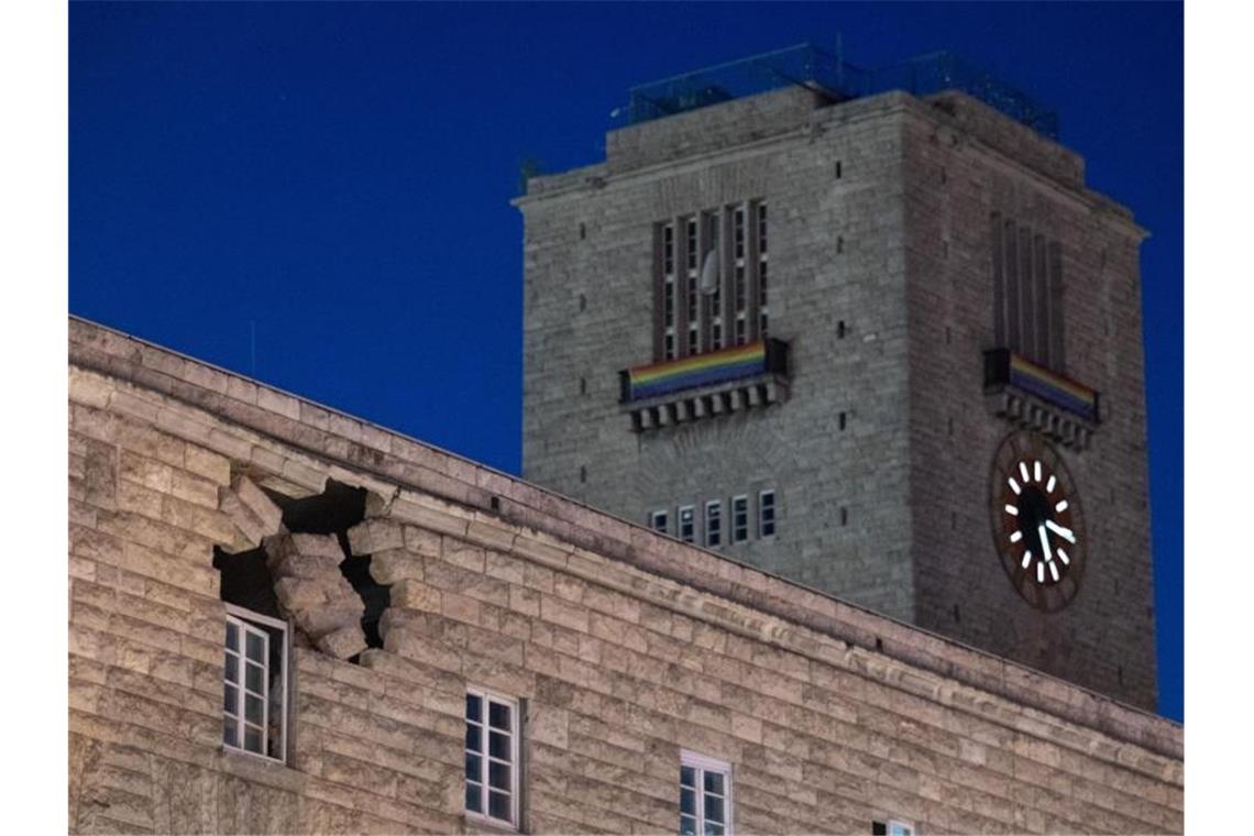 Ein Loch ist in der Fassade des Stuttgarter Hauptbahnhofs zu sehen. Foto: Marijan Murat/dpa