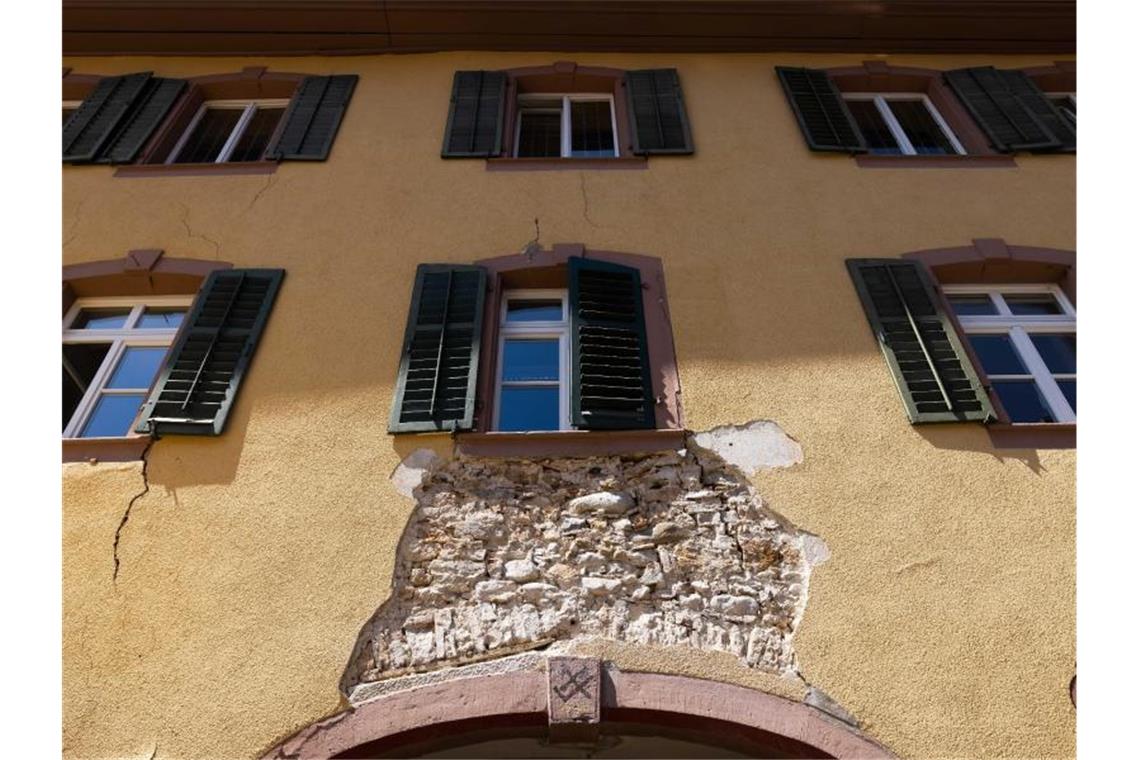 Experte: Kaum Potenzial tiefer Geothermie für Stromerzeugung Ein Loch klafft infolge einer Geothermiebohrung an einer Hauswand. Foto: Philipp von Ditfurth/dpa/Archivbild