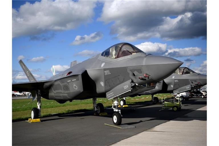 Ein Lockheed Martin F-35 Tarnkappenjet aus den USA mit einem Radargerät des Rüstungsunternehmens Hensoldt ist bei der Raumfahrtausstellung (ILA) ausgestellt. Foto: Britta Pedersen/zb/dpa