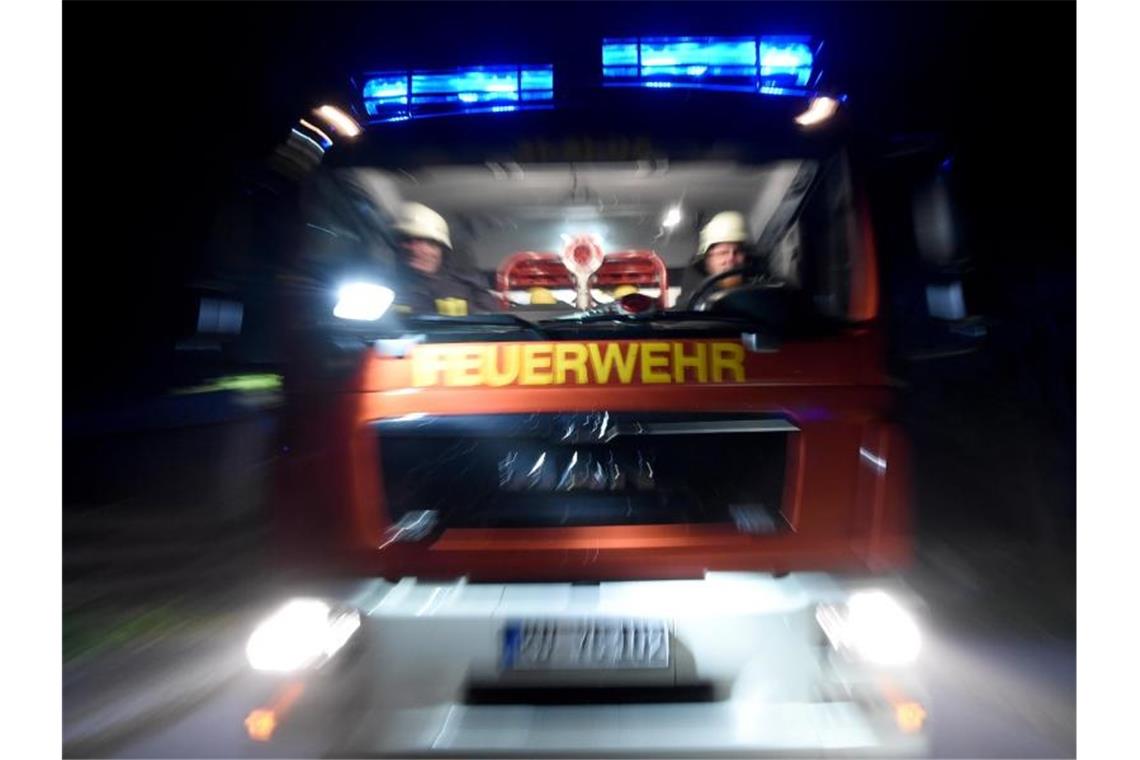 Mehrere Hunderttausend Euro Schaden nach Hausbrand in Bernau Ein Löschfahrzeug der Feuerwehr fährt über eine Straße. Foto: Carsten Rehder/dpa/Archivbild