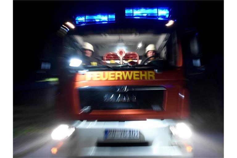 Ein Löschfahrzeug der Feuerwehr fährt über eine Straße. Foto: Carsten Rehder/dpa/Archivbild