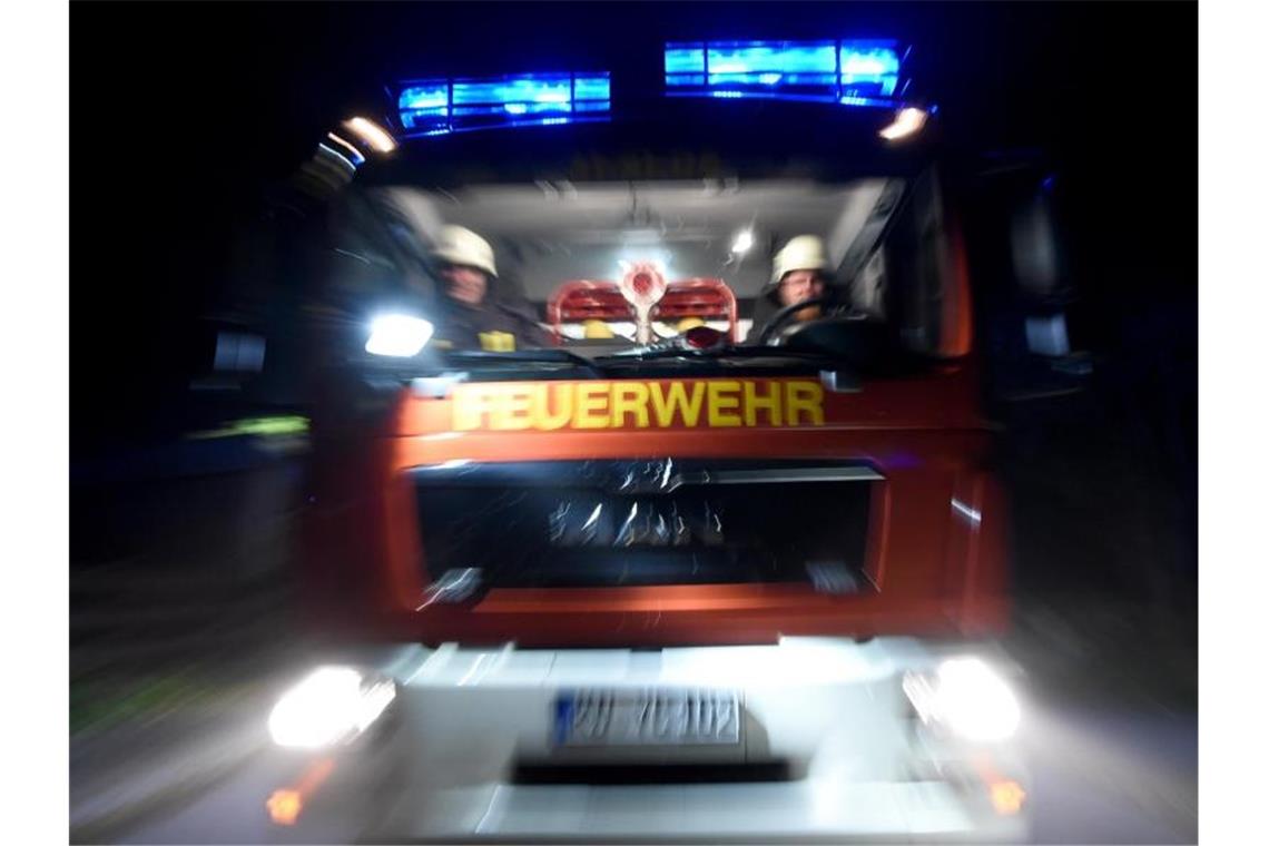 Auto und Haus in Flammen: Einsatz in Reutlingen Ein Löschfahrzeug der Feuerwehr fährt über eine Straße. Foto: Carsten Rehder/dpa/Archivbild