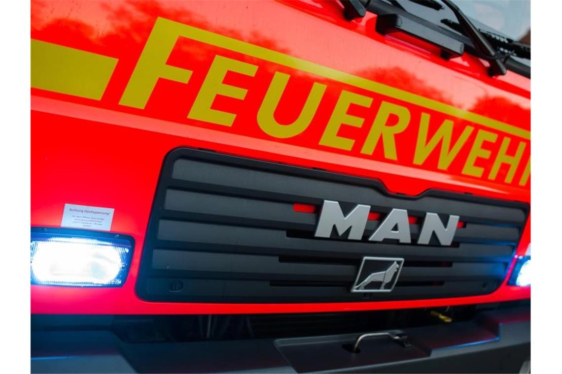 Ein Löschfahrzeug der Feuerwehr fährt über eine Straße. Foto: Daniel Bockwoldt/dpa/Symbolbild