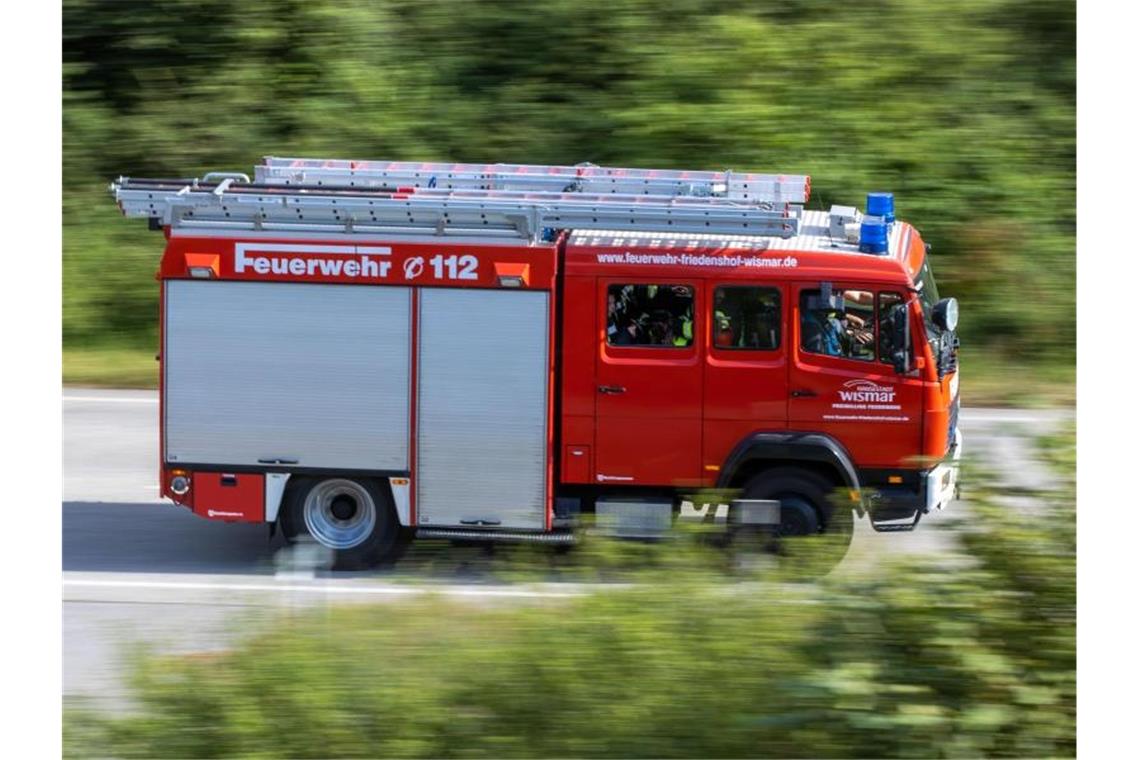Ein Löschfahrzeug der Feuerwehr fährt zu einem Einsatz. Foto: Jens Büttner/dpa-Zentralbild/dpa/Symbolbild