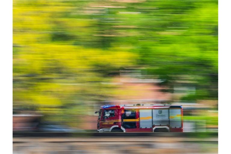 Ein Löschfahrzeug der Feuerwehr fährt zu einem Einsatz. Foto: Robert Michael/dpa-Zentralbild/dpa/Symbolbild