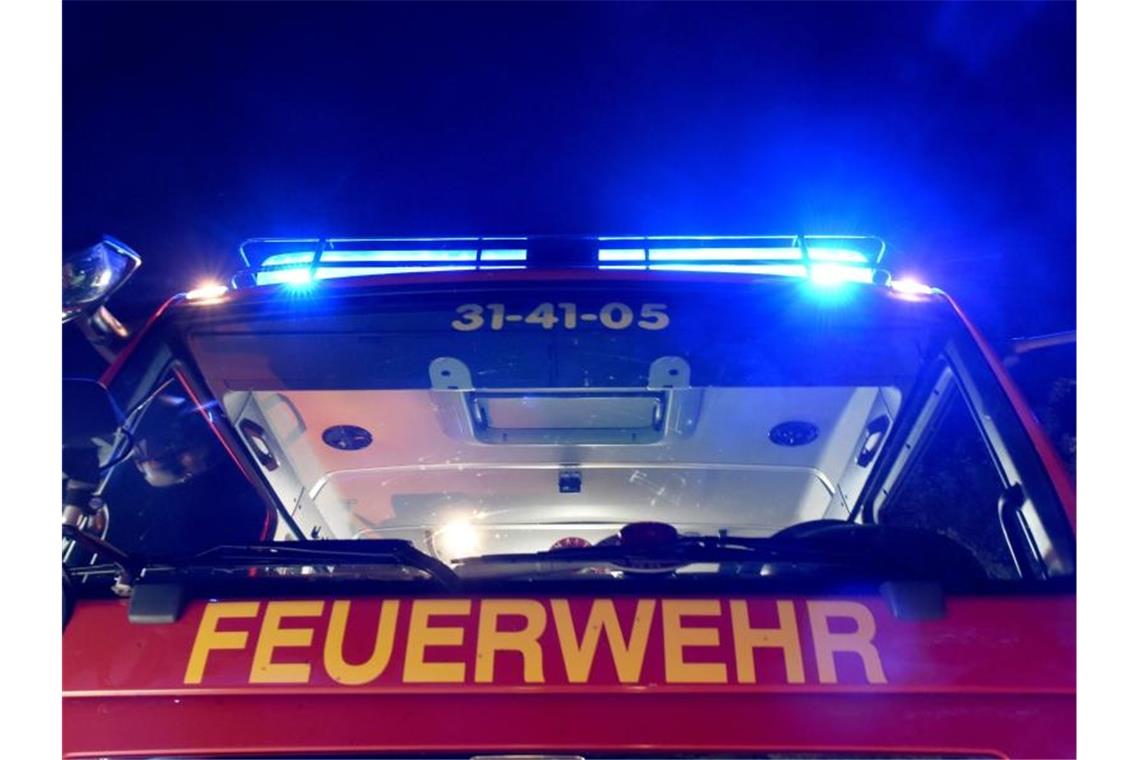 Küchenbrand in Mehrfamilienhaus: Seniorin in Lebensgefahr Ein Löschfahrzeug der Feuerwehr. Foto: Carsten Rehder/Archivbild