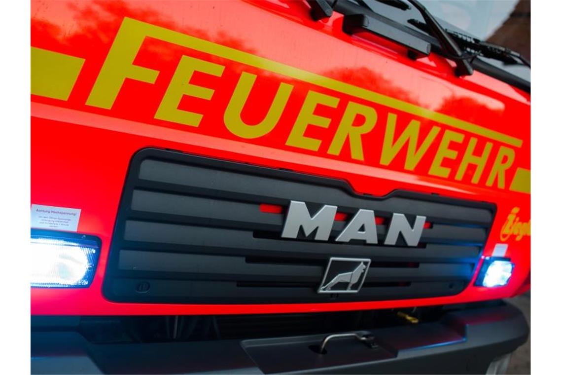 Ein Löschfahrzeug der Feuerwehr. Foto: Daniel Bockwoldt/dpa/Symbolbild