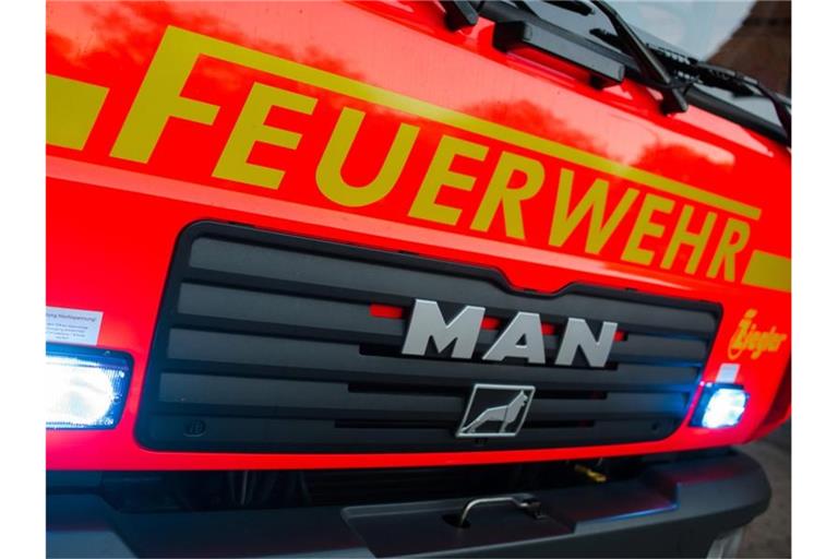 Ein Löschfahrzeug der Feuerwehr. Foto: Daniel Bockwoldt/dpa/Archivbild