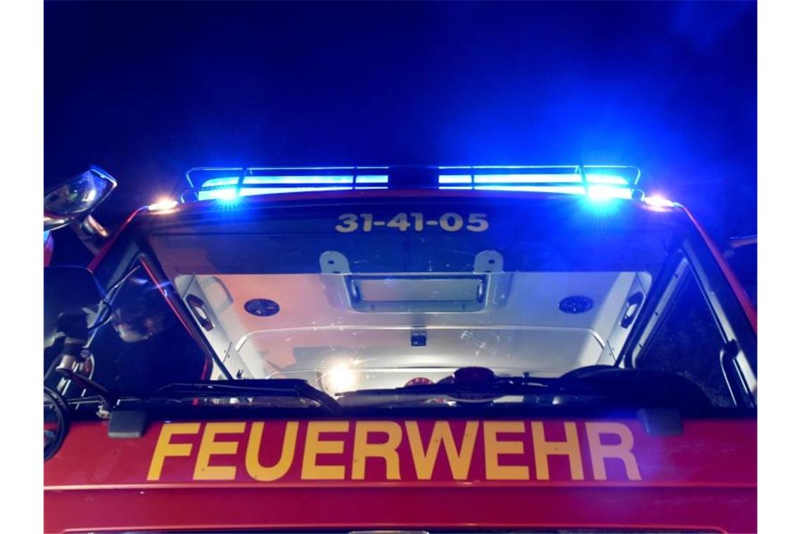 Große Lagerhalle im Ostalbkreis niedergebrannt Ein Löschfahrzeug der Feuerwehr im Einsatz. Foto: Carsten Rehder/Archivbild
