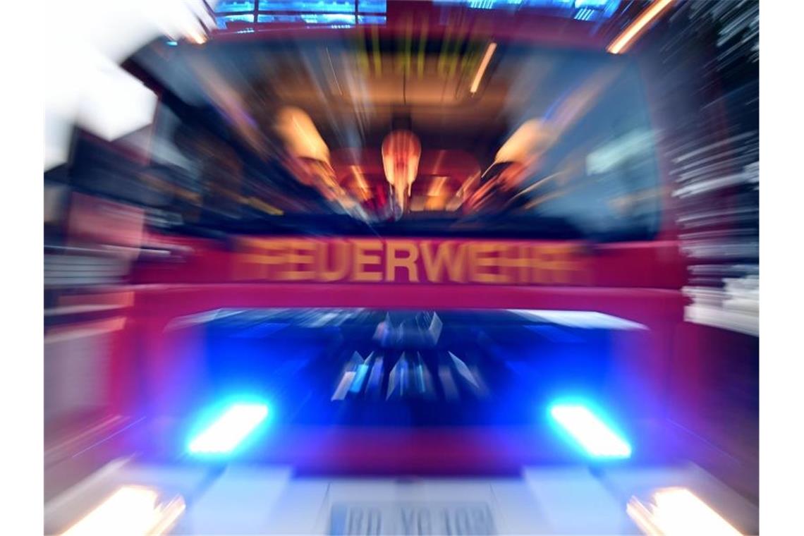 Ein Löschfahrzeug der Feuerwehr im Einsatz. Foto: Carsten Rehder/Archivbild