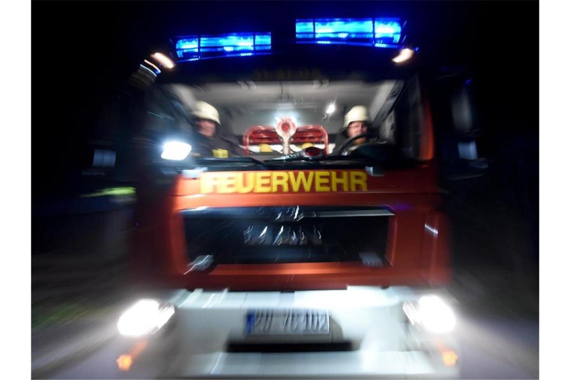 Ein Löschfahrzeug der Feuerwehr im Einsatz. Foto: Carsten Rehder/dpa/Symbolbild