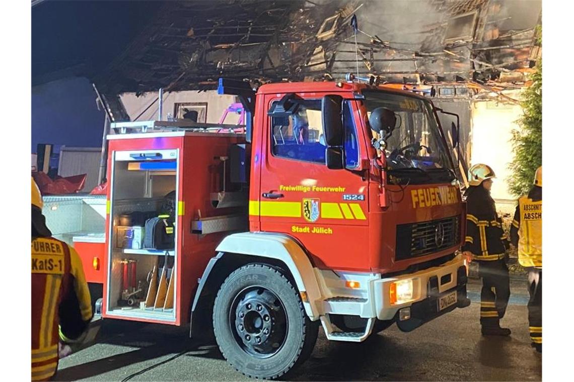 Ein Löschfahrzeug der Feuerwehr ist beim Einsatz an einem Wohnungsbrand zu sehen. Foto: Ralf Roeger/dpa