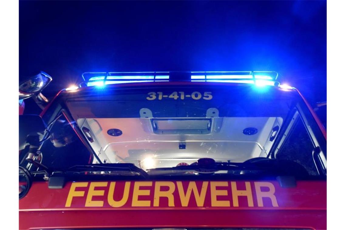 Ein Löschfahrzeug der Feuerwehr steht mit eingeschaltetem Blaulicht. Foto: picture alliance/Carsten Rehder/dpa/Symbolbild