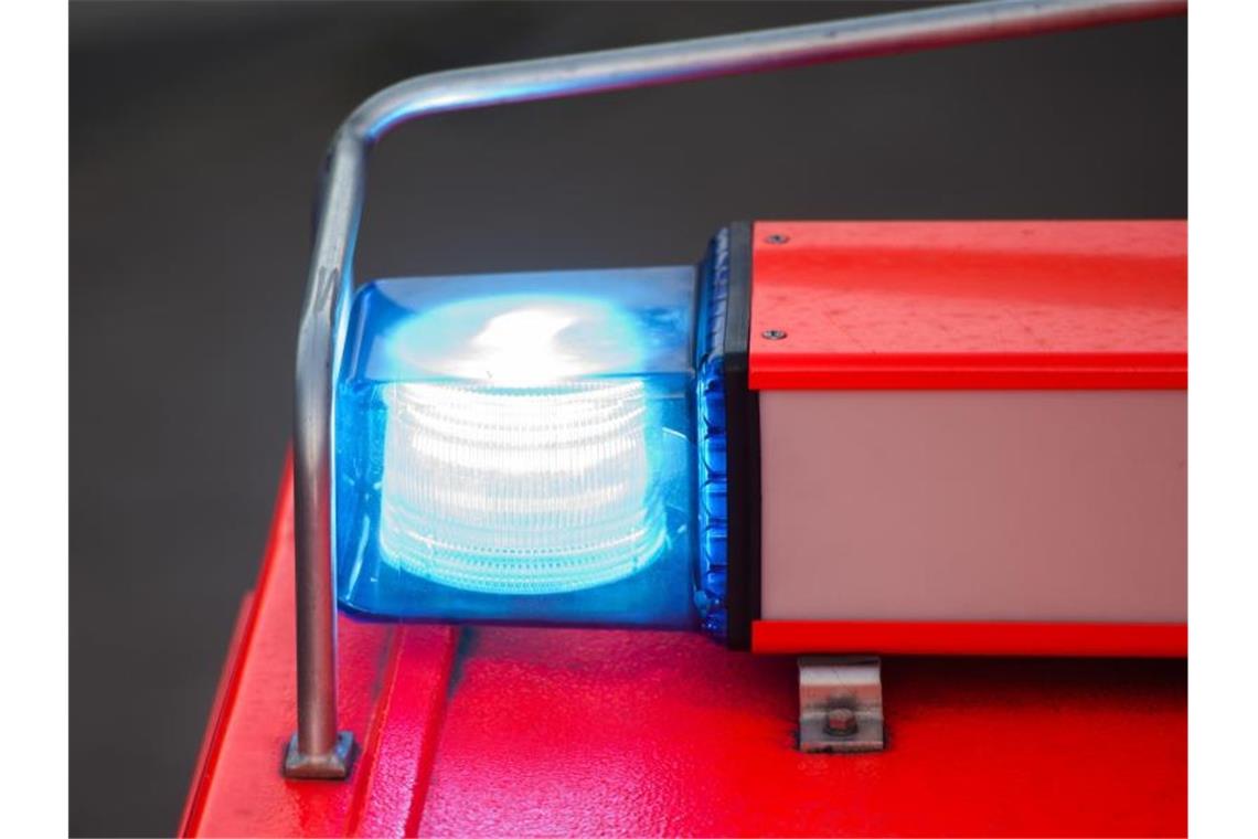 Ein Löschfahrzeug der Feuerwehr steht nach einer Übung mit eingeschaltetem Blaulicht an der Feuerwache. Foto: Daniel Bockwoldt/Archivbild