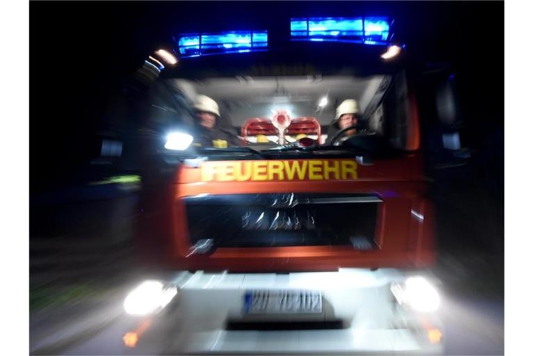 Ein Löschfahrzeug fährt über eine Straße. Foto: Carsten Rehder/dpa/Archivbild