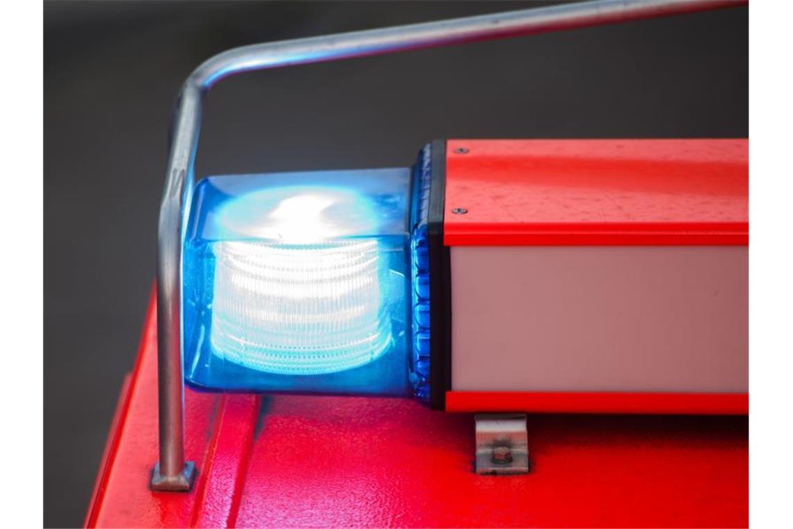Ein Löschfahrzeug mit eingeschaltetem Blaulicht ist zu sehen. Foto: Daniel Bockwoldt/Archivbild