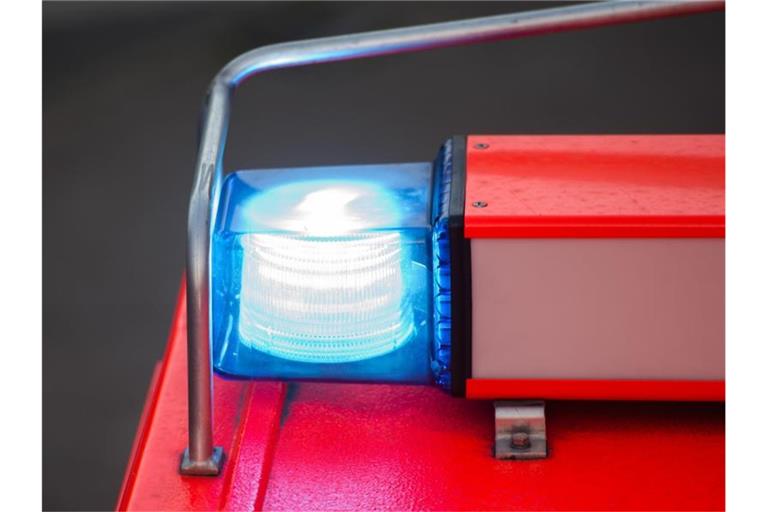 Ein Löschfahrzeug steht mit eingeschaltetem Blaulicht an der Feuerwache. Foto: Daniel Bockwoldt/dpa