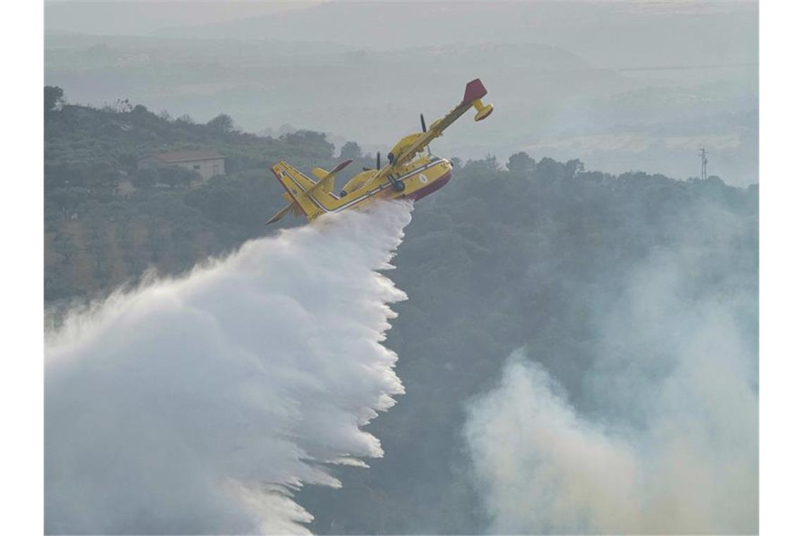 Im Westen Sardiniens wüten weiter die Flammen Ein Löschflugzeug beim Einsatz gegen die Flammen. Foto: Alessandro Tocco/LaPresse via AP/dpa