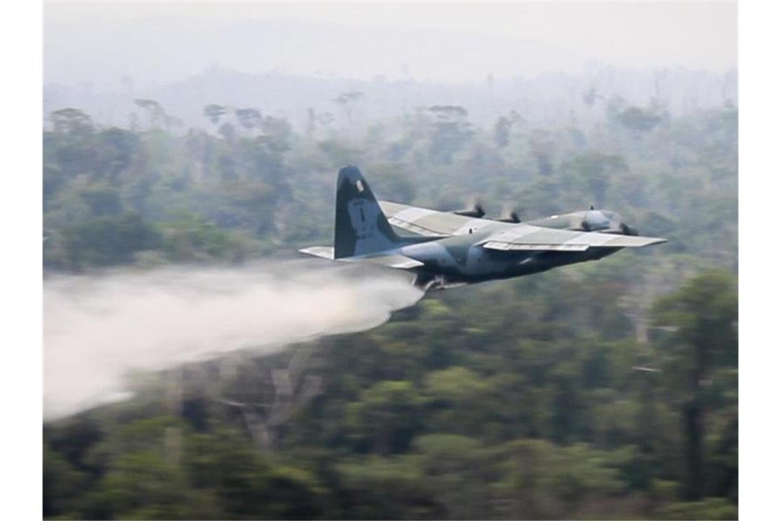 Ein Löschflugzeug der Luftwaffe vom Typ Hercules bei einem Löscheinsatz. Foto: Brazil Ministry Of Defense/AP