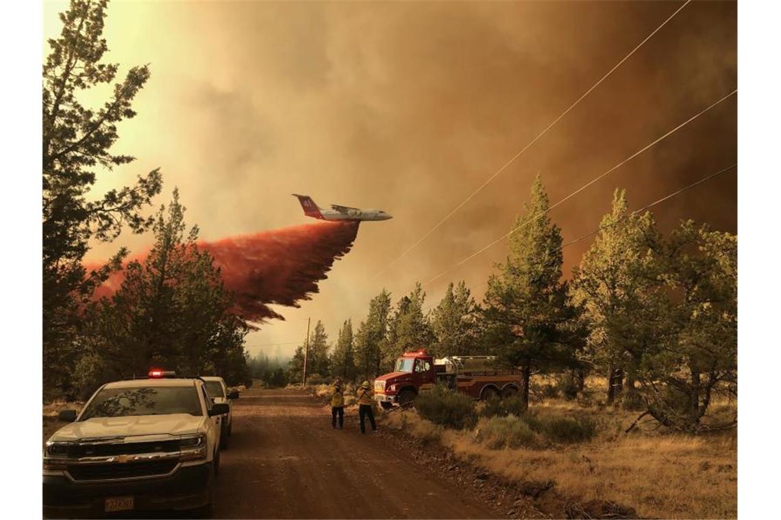 Ein Löschflugzeug über dem Grandview Fire in der Nähe von Sisters, Oregon. Foto: Uncredited/Oregon Department of Forestry via AP/dpa