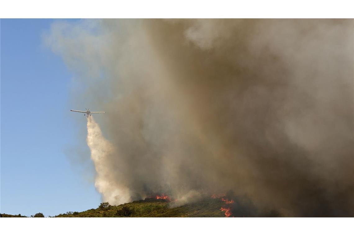 Ein Löschflugzeug wirft Wasser auf das Feuer in der Nähe des Dorfes Rebordondo in der Nähe von Ourense im Nordwesten Spaniens.