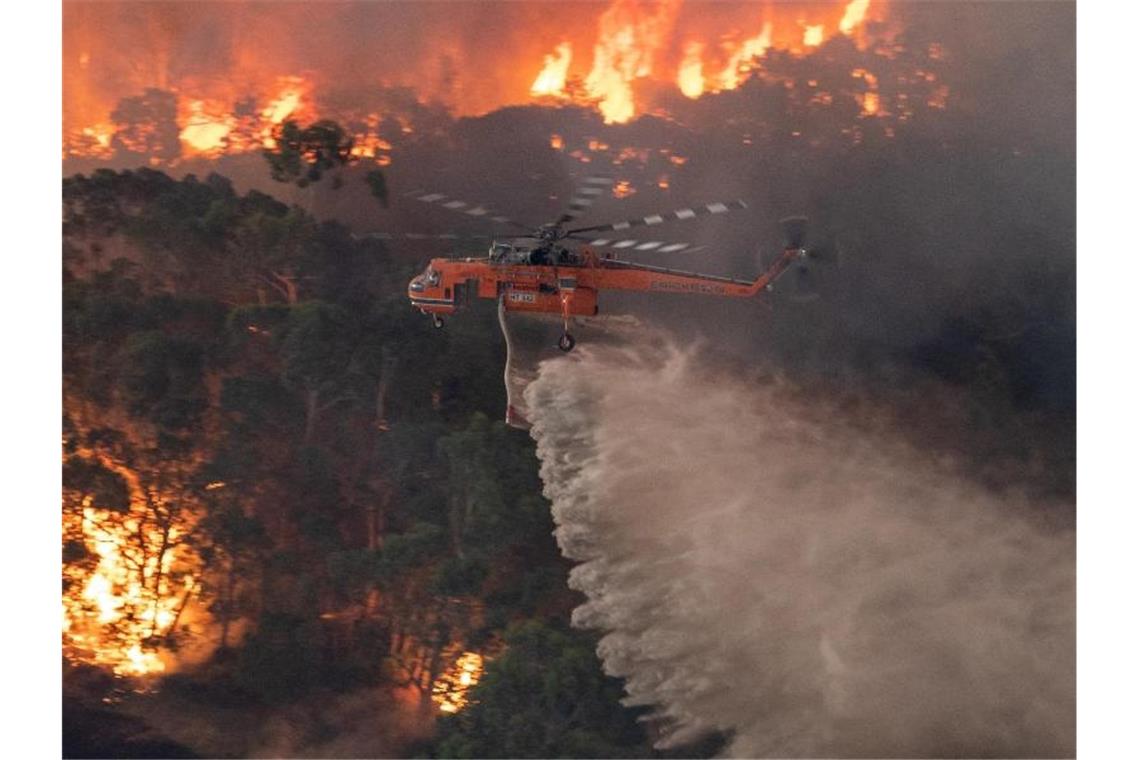 Zwölf Tote bei Bränden in Australien Ein Löschhubschrauber fliegt über ein Buschfeuer in der Nähe von Bairnsdale in der Region East Gippsland Shire im Bundesstaat Victoria. Foto: ---/STATE GOVERNMENT OF VICTORIA/AAP/dpa