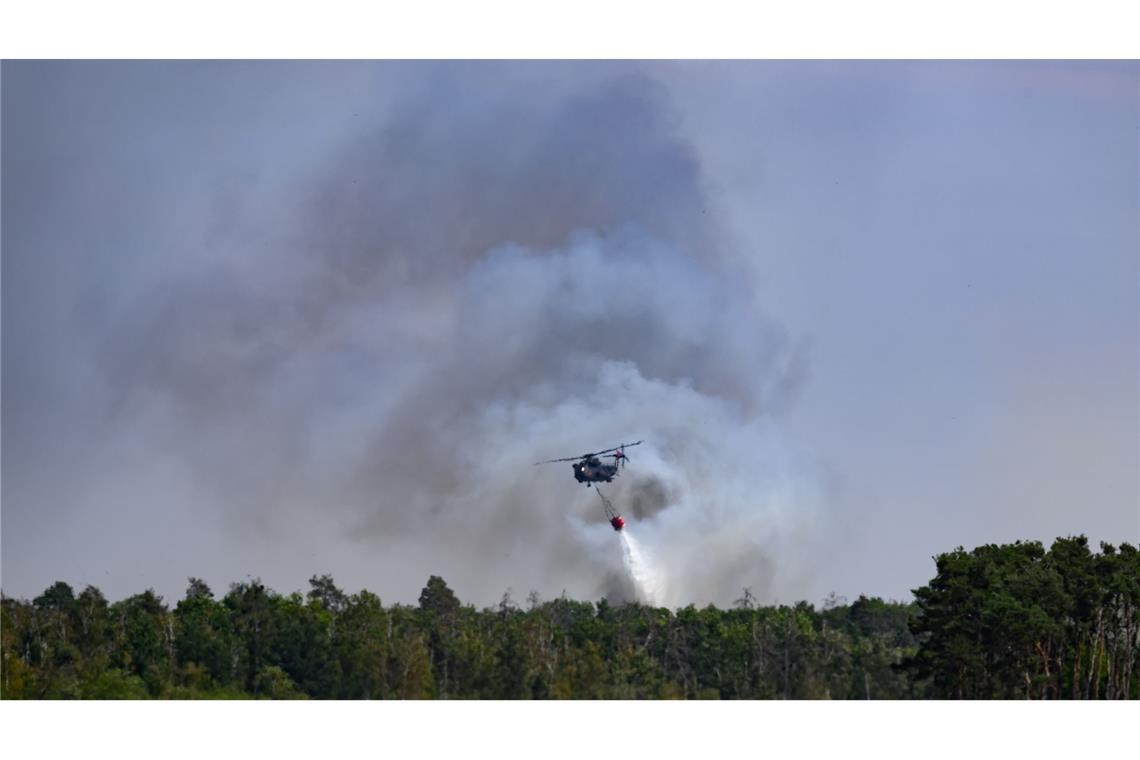 Leichte Entwarnung bei Waldbrand in Thüringen Ein Löschhubschrauber ist beim Waldbrand in der Gohrischheide im Einsatz.
