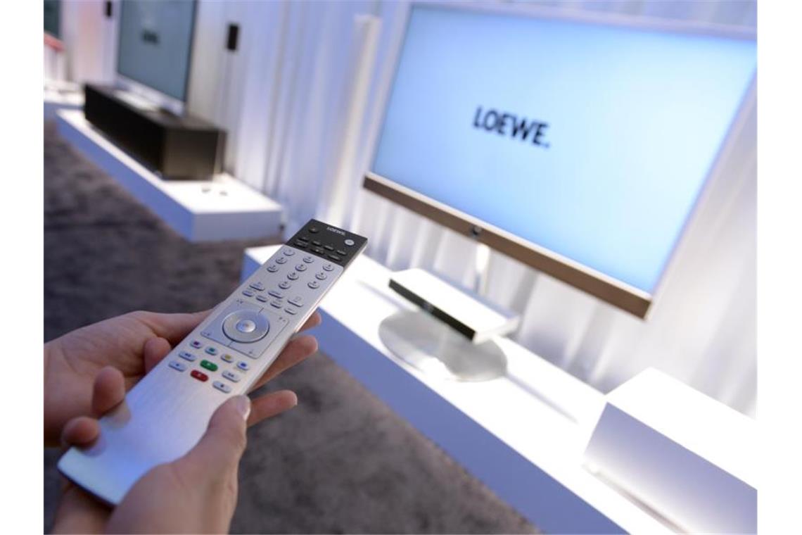 Loewe hat nur noch vier Monate Zeit für die Rettung Ein Loewe-Fernseher auf einem Messestand. Foto: Rainer Jensen/Archiv