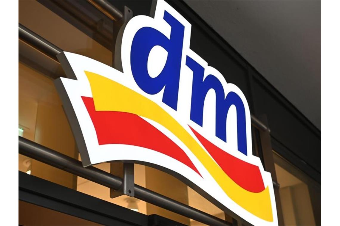 Ein Logo der Drogeriemarktkette dm, aufgenommen an einer Filiale in Karlsruhe. Foto: Uli Deck/dpa