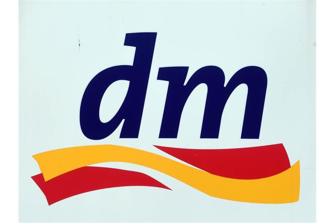 Drogeriemarkt dm weitet Online-Aktivitäten aus Ein Logo der Drogeriemarktkette dm. Foto: Uli Deck/dpa/Archivbild
