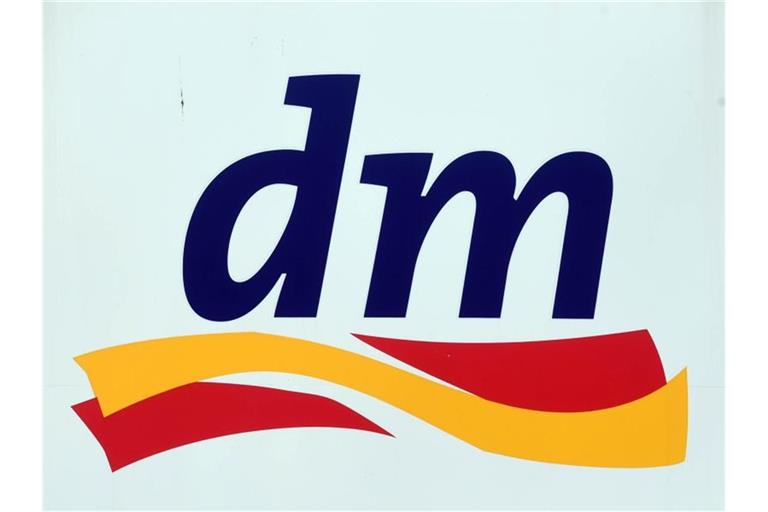 Ein Logo der Drogeriemarktkette dm. Foto: Uli Deck/dpa/Archivbild