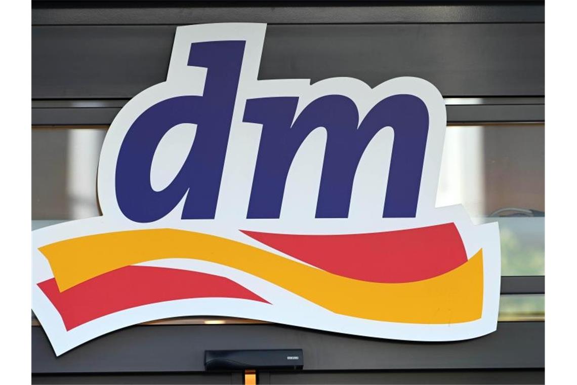 Ein Logo der Drogeriemarktkette dm. Foto: Uli Deck/dpa/Archivbild