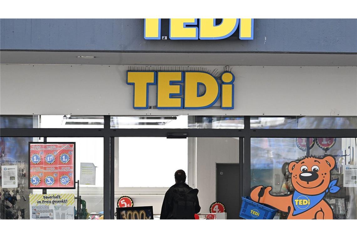 Ein Logo der Handelskette Tedi ist an einem Eingang eines Ladens angebracht. Wegen Brand- und Verletzungsgefahr hat der Discounter eine Heißluftfritteuse zurückgerufen (Symbolfoto).