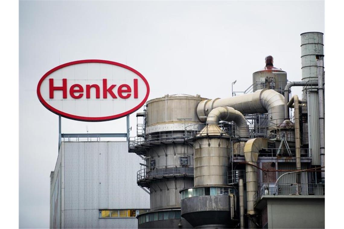 Ein Logo der Henkel AG auf einem Gebäudedach hinter einer Produktionsanlage auf dem Werksgelände in Düsseldorf. Foto: Jan-Philipp Strobel/dpa