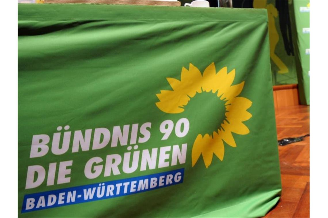 CDU und SPD verlieren Mitglieder: Eintritte bei den Grünen Ein Logo der Partei die Grünen hängt über einem Tisch. Foto: Ronald Wittek/dpa/Archivbild