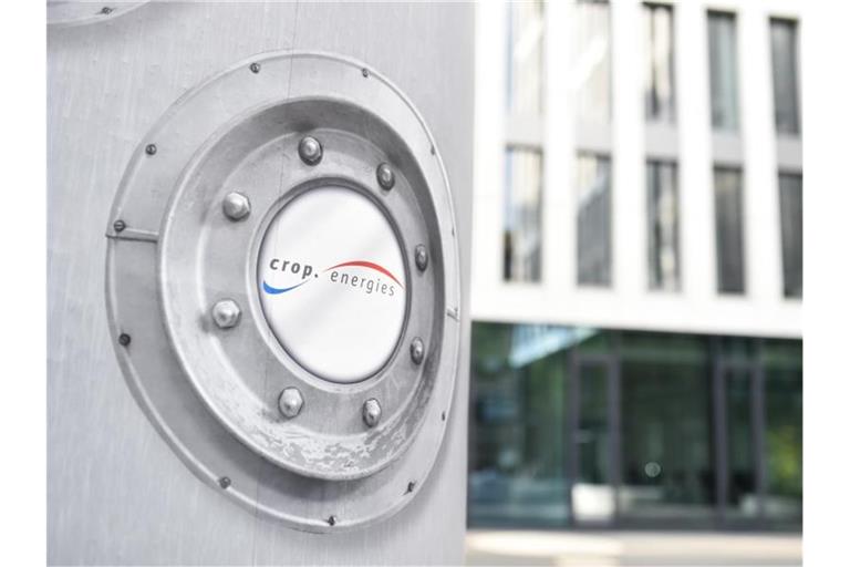 Ein Logo der Südzucker-Tochter Cropenergies ist vor einem Verwaltungsgebäude der Südzucker Group zu sehen. Foto: Uwe Anspach/dpa/Archivbild