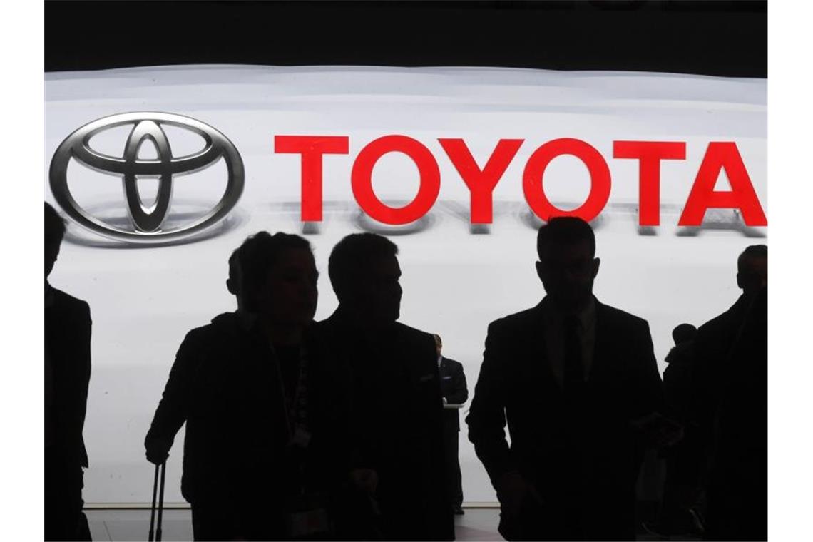 Ein Logo des Autoherstellers Toyota auf dem Genfer Autosalon. Foto: Uli Deck/dpa