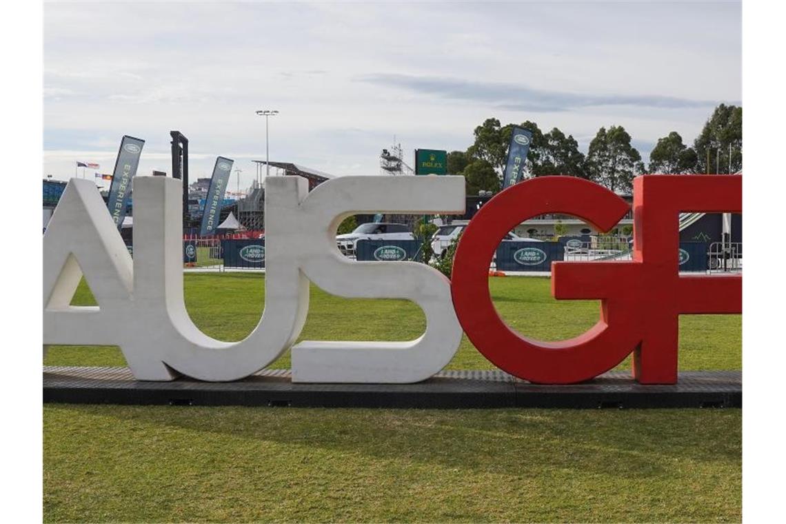 Ein Logo des Grand Prix steht am Albert Park Circuit. Foto: Scott Barbour/AAP/dpa