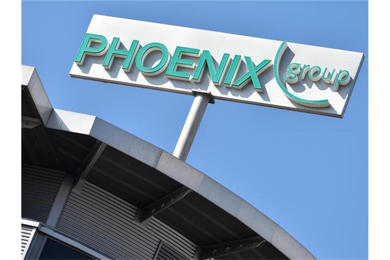 Ein Logo des Pharmahändlers Phoenix ist in Mannheim auf dem Dach des Firmensitzes zu sehen. Foto: Uwe Anspach/dpa/Archivbild