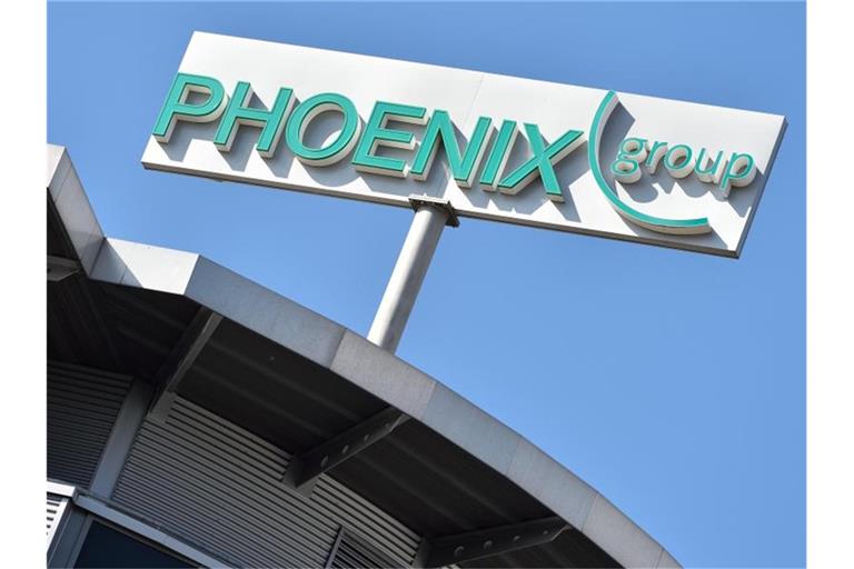 Ein Logo des Pharmahändlers Phoenix ist in Mannheim auf dem Dach des Firmensitzes zu sehen. Foto: Uwe Anspach/dpa/Archivbild