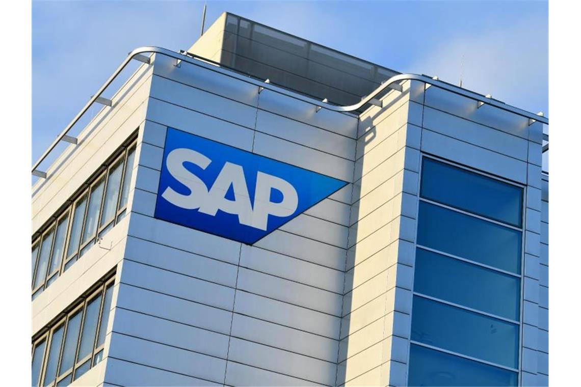 Ein Logo des Softwarekonzerns an der Unternehmenszentrale von SAP. Foto: Uwe Anspach/dpa/archivbild