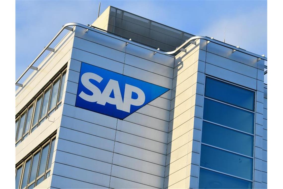 Vorsitzender des SAP-Betriebsrats zurückgetreten Ein Logo des Softwarekonzerns an der Unternehmenszentrale von SAP. Foto: Uwe Anspach/dpa/archivbild