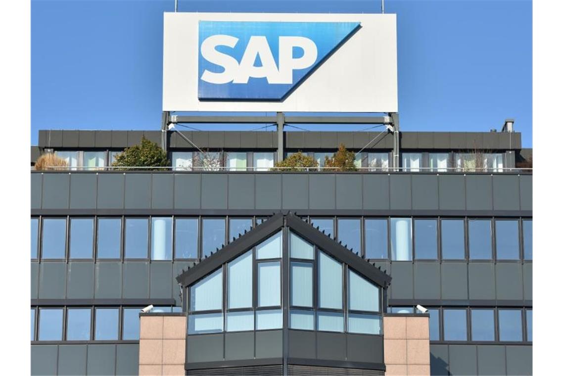 Ein Logo des Softwarekonzerns SAP in Walldorf am Hauptsitz des Unternehmens. Foto: Uwe Anspach/dpa/Archivbild