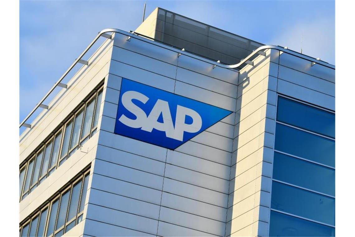 Ein Logo des Softwarekonzerns SAP ist an einem Gebäude zu sehen. Foto: Uwe Anspach/dpa/Archivbild