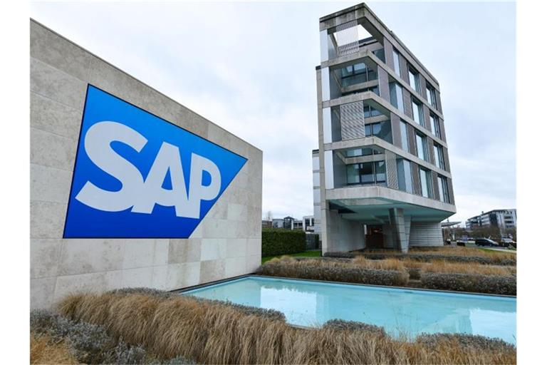 Ein Logo des Softwarekonzerns SAP ist vor dem SAP-Gästehaus „Kalipeh“ an einer Wand angebracht. Foto: Uwe Anspach/dpa/Archivbild