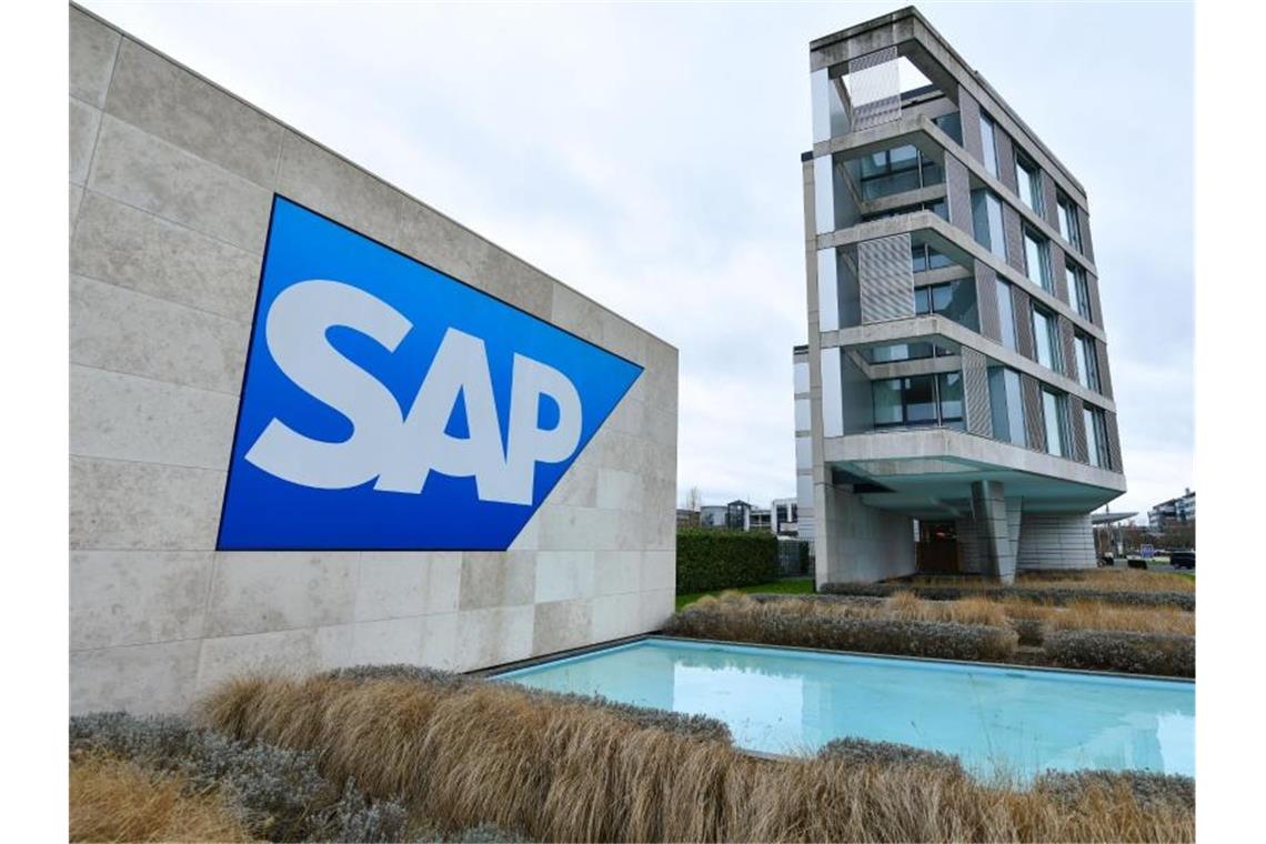 Ein Logo des Softwarekonzerns SAP ist vor dem SAP-Gästehaus „Kalipeh“ an einer Wand angebracht. Foto: Uwe Anspach/dpa/Archivbild