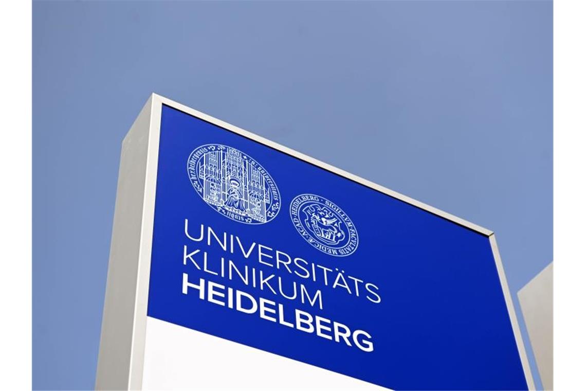 Nach Heidelberger Bluttest-Affäre tritt Medizin-Dekan zurück Ein Logo des Universitäts Klinikum Heidelberg, aufgenommen auf dem Gelände des Klinikums. Foto: Uli Deck/Archivbild