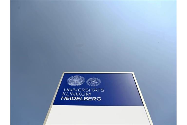 Ein Logo des Universitäts Klinikum Heidelberg. Foto: Uli Deck/dpa/Archivbild